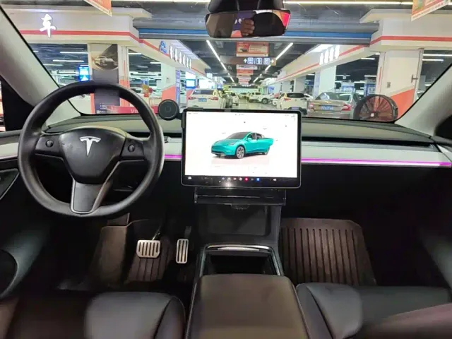 Tesla Model Y — Фото автомобиля 9