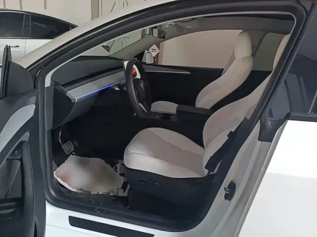 Tesla Model Y — Фото автомобиля 15