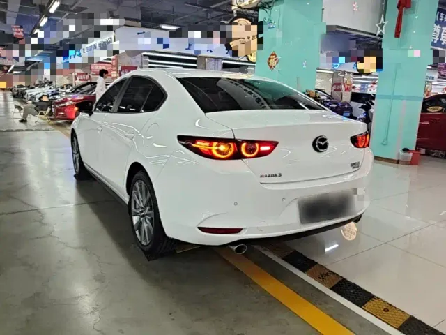 Mazda Axela — Фото автомобиля 4