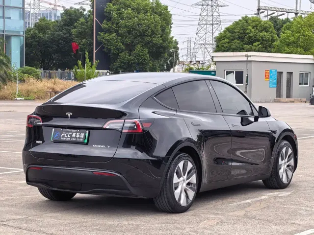 Tesla Model Y — Фото автомобиля 6