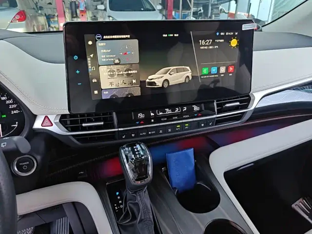 Toyota Sienna — Фото автомобиля 12