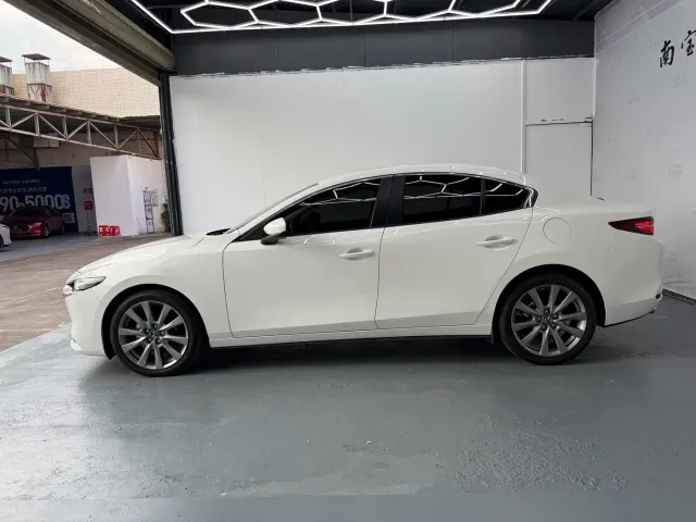 Mazda Axela — Фото автомобиля 9