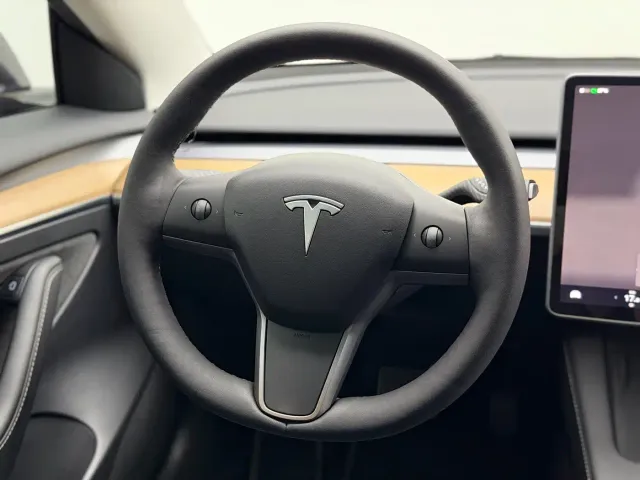 Tesla Model 3 — Фото автомобиля 19
