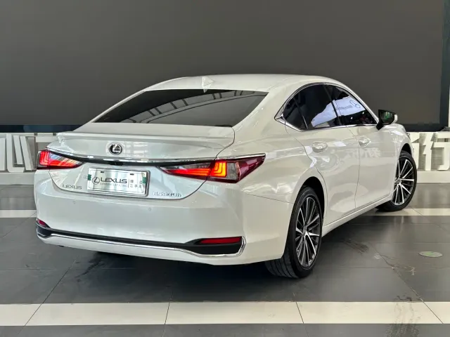 Lexus ES — Фото автомобиля 4