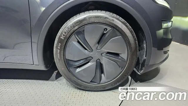 Tesla Model Y — Фото автомобиля 21