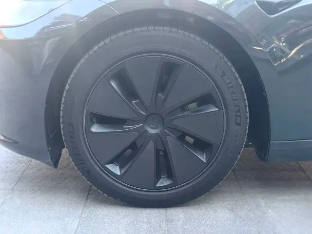 Tesla Model 3 — Фото автомобиля 10