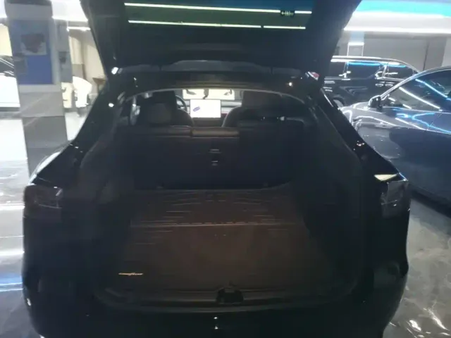 Tesla Model Y — Фото автомобиля 18