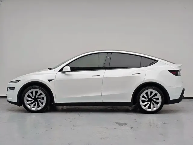 Tesla Model Y — Фото автомобиля 13