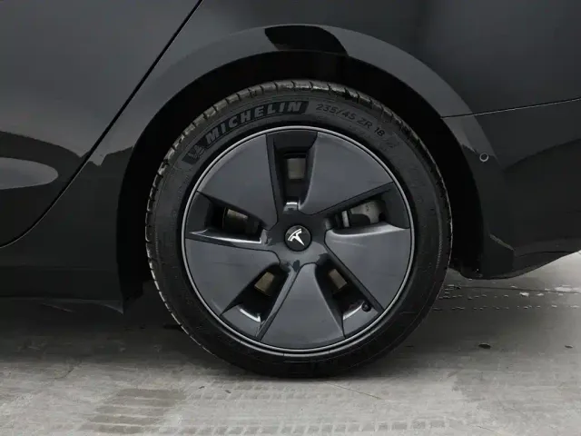 Tesla Model 3 — Фото автомобиля 11