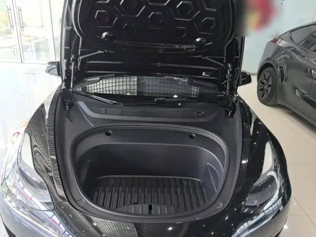 Tesla Model 3 — Фото автомобиля 19