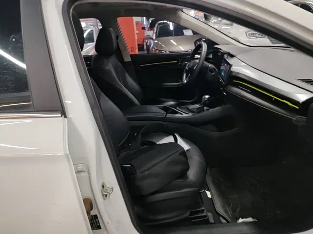 Roewe i5 — Фото автомобиля 24