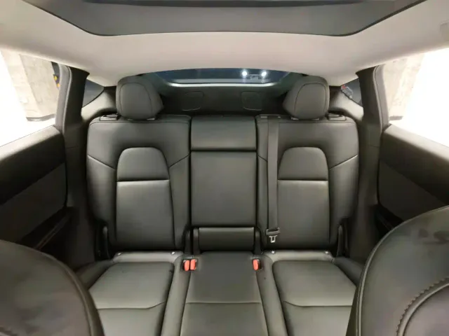 Tesla Model Y — Фото автомобиля 15