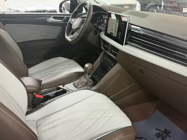 Volkswagen Tiguan L — Фото автомобиля 12