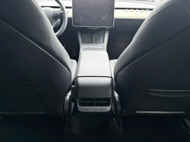 Tesla Model Y — Фото автомобиля 17