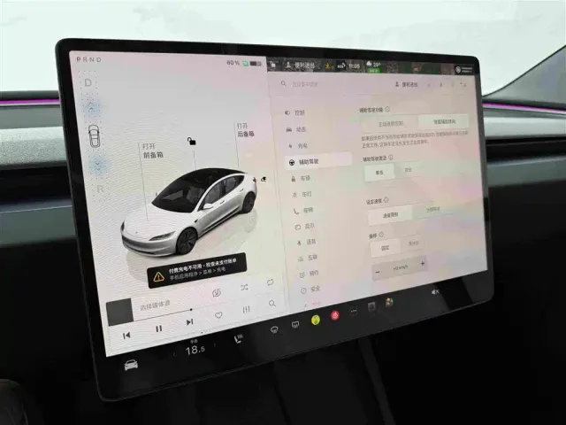 Tesla Model 3 — Фото автомобиля 11