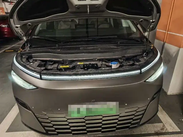 Xpeng X9 — Фото автомобиля 10