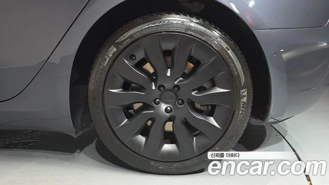 Tesla Model 3 — Фото автомобиля 6