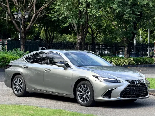 Lexus ES — Фото автомобиля 16