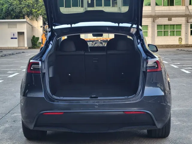 Tesla Model Y — Фото автомобиля 13
