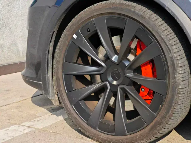 Tesla Model X — Фото автомобиля 15