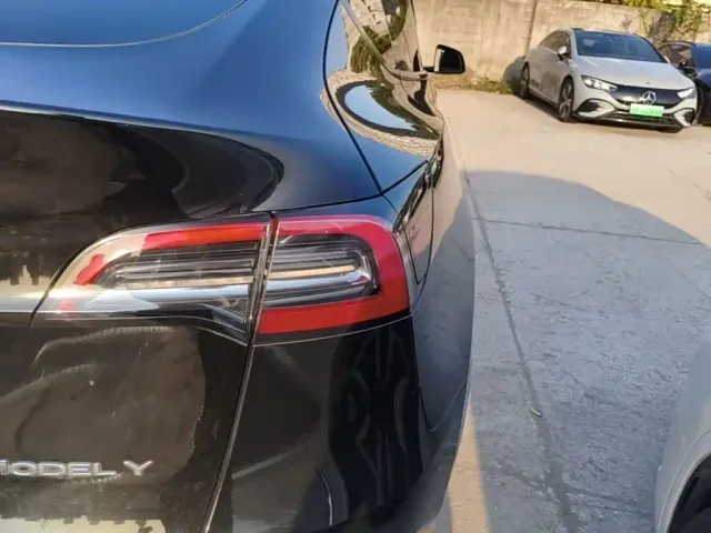 Tesla Model Y — Фото автомобиля 7