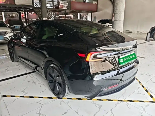 Tesla Model 3 — Фото автомобиля 4