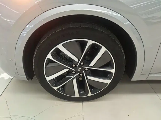 Li Auto L9 — Фото автомобиля 22