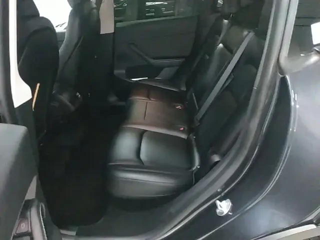 Tesla Model Y — Фото автомобиля 16