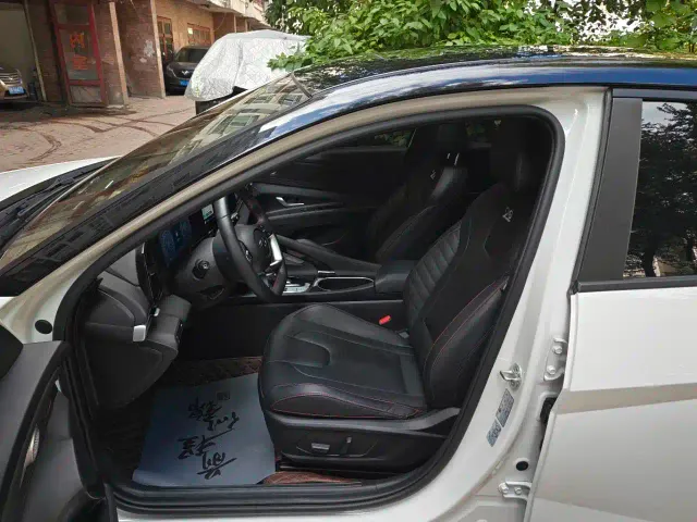 Hyundai Elantra — Фото автомобиля 12