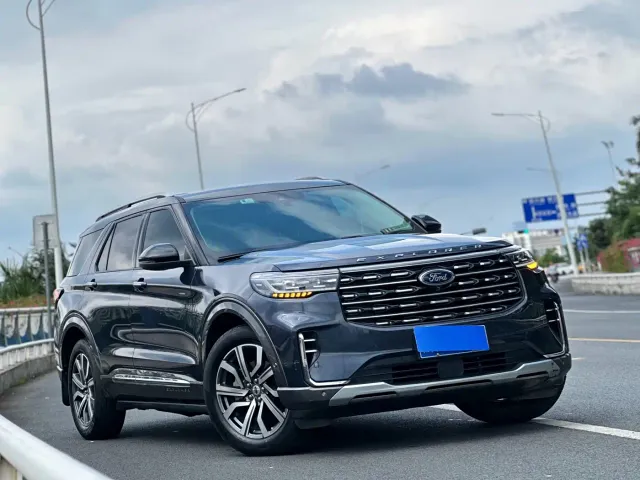Ford Explorer — Фото автомобиля 3