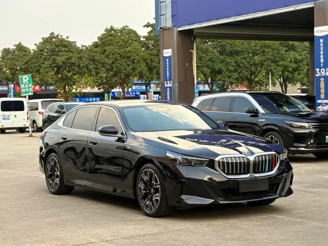 BMW 5 Series — Фото автомобиля 3