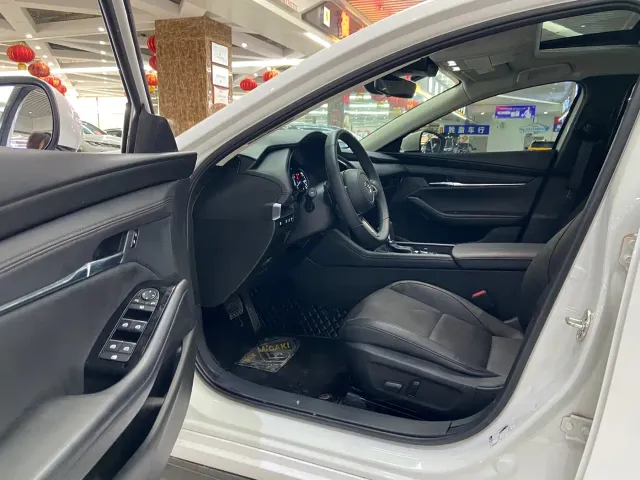 Mazda Axela — Фото автомобиля 7