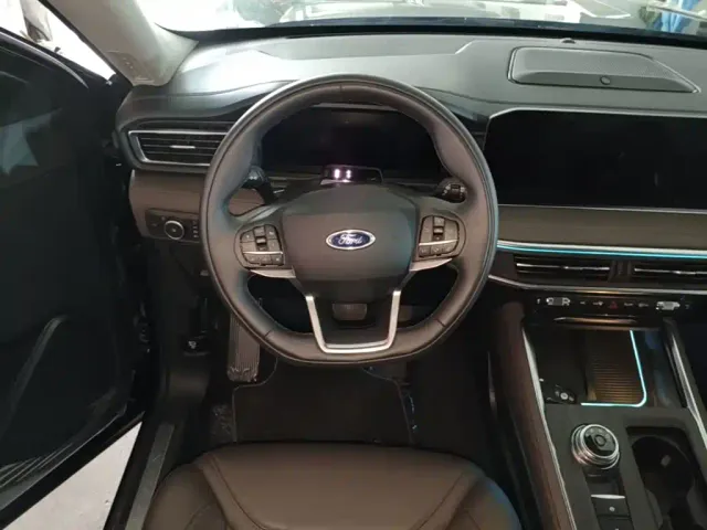 Ford Explorer — Фото автомобиля 10