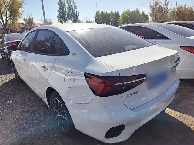 Roewe i5 — Фото автомобиля 4