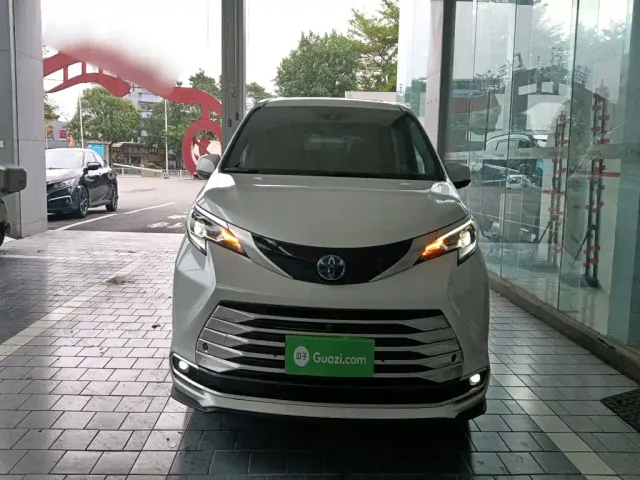 Toyota Sienna — Фото автомобиля 2