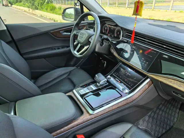 Audi Q7 — Фото автомобиля 10