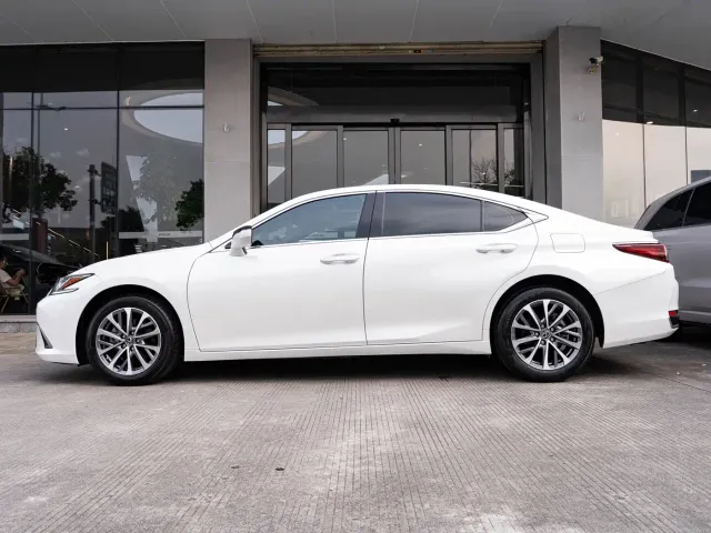 Lexus ES — Фото автомобиля 4