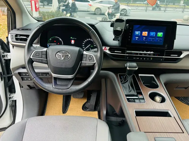Toyota Sienna — Фото автомобиля 14