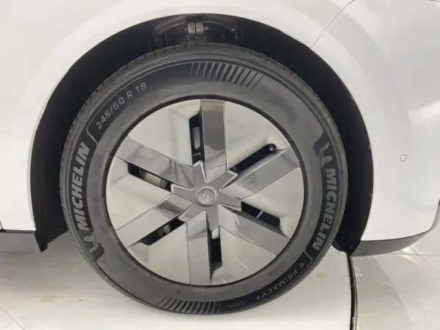 Li Auto MEGA — Фото автомобиля 11