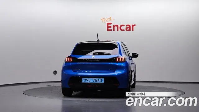 Peugeot 208 — Фото автомобиля 3