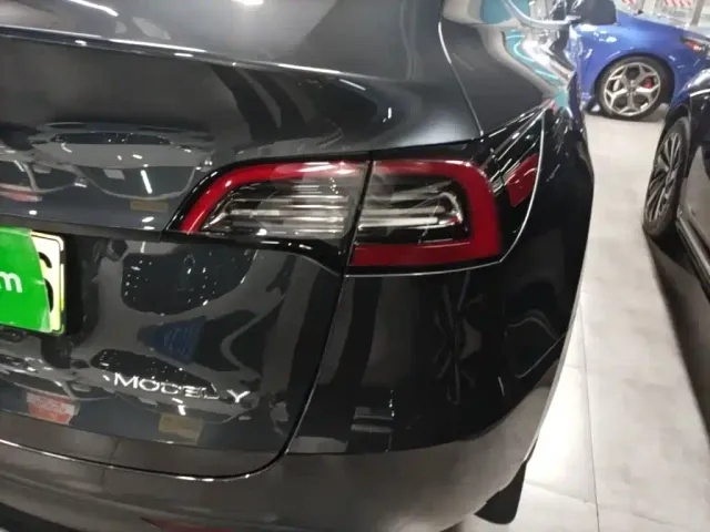 Tesla Model Y — Фото автомобиля 23