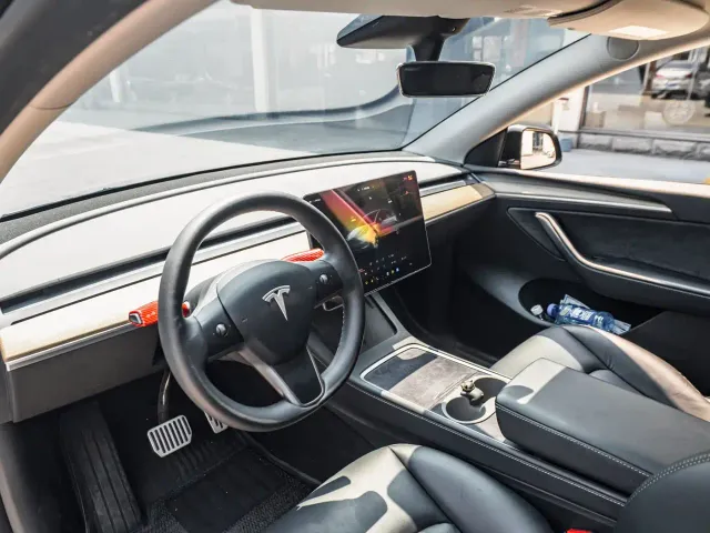 Tesla Model Y — Фото автомобиля 8