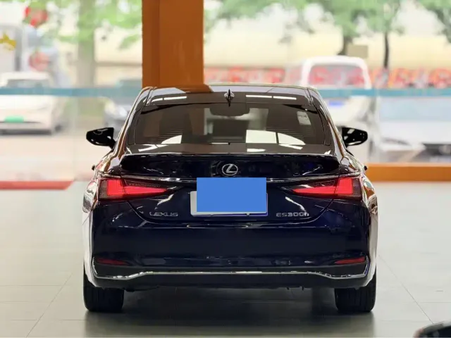 Lexus ES — Фото автомобиля 8