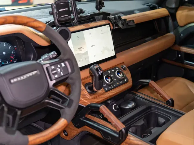 Land Rover Defender — Фото автомобиля 12