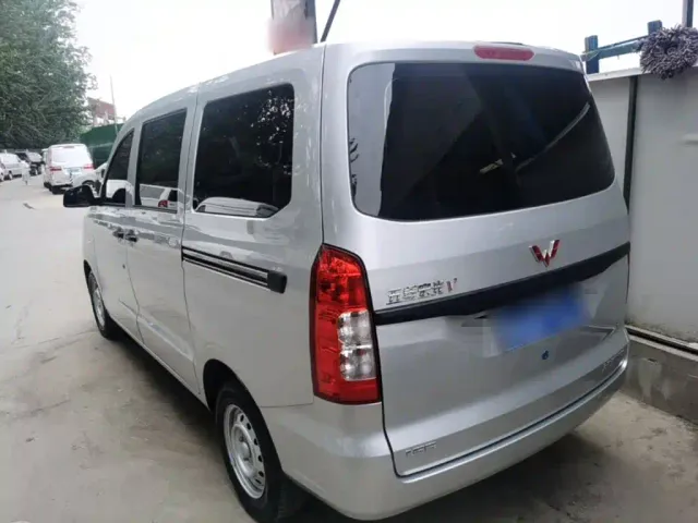 Wuling Hongguang V — Фото автомобиля 4