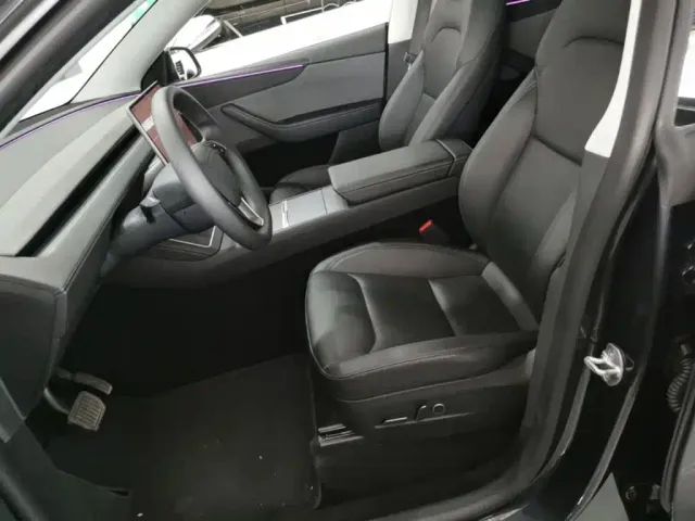 Tesla Model Y — Фото автомобиля 14