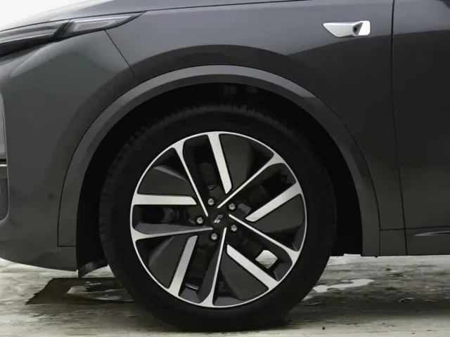 Li Auto L8 — Фото автомобиля 7