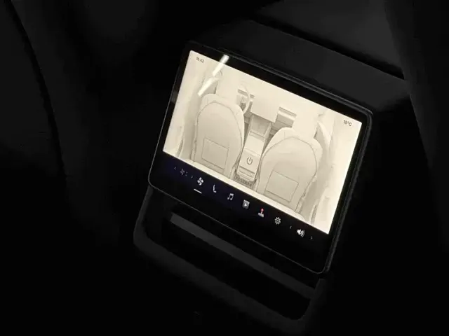 Tesla Model 3 — Фото автомобиля 12