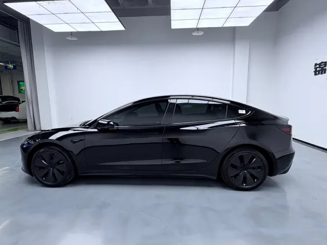Tesla Model 3 — Фото автомобиля 7