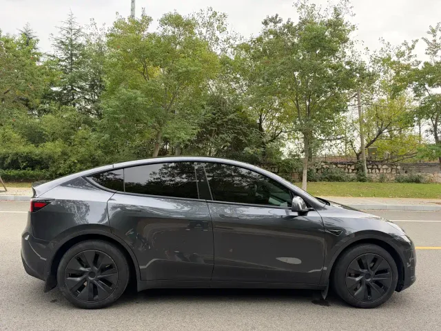 Tesla Model Y — Фото автомобиля 8